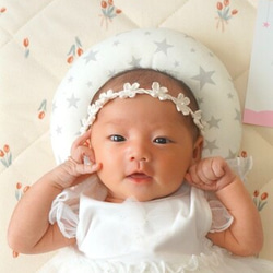 【パール】フラワーベビーカチューシャꕤ 新生児 赤ちゃん ベビーヘアバンド 退院 セレモニードレス 髪飾り お宮参り 11枚目の画像