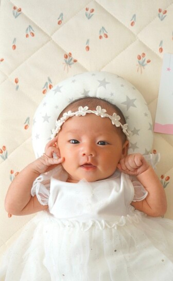 【パール】フラワーベビーカチューシャꕤ 新生児 赤ちゃん ベビーヘアバンド 退院 セレモニードレス 髪飾り お宮参り 11枚目の画像