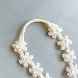 【パール】フラワーベビーカチューシャꕤ 新生児 赤ちゃん ベビーヘアバンド 退院 セレモニードレス 髪飾り お宮参り 6枚目の画像