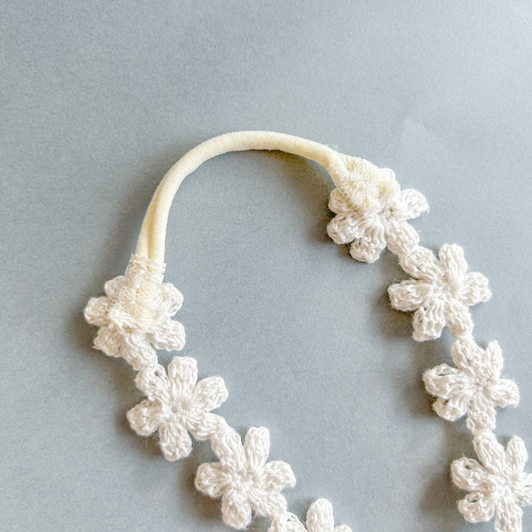 【パール】フラワーベビーカチューシャꕤ 新生児 赤ちゃん ベビーヘアバンド 退院 セレモニードレス 髪飾り お宮参り 6枚目の画像