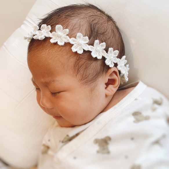 【パール】フラワーベビーカチューシャꕤ 新生児 赤ちゃん ベビーヘアバンド 退院 セレモニードレス 髪飾り お宮参り 9枚目の画像