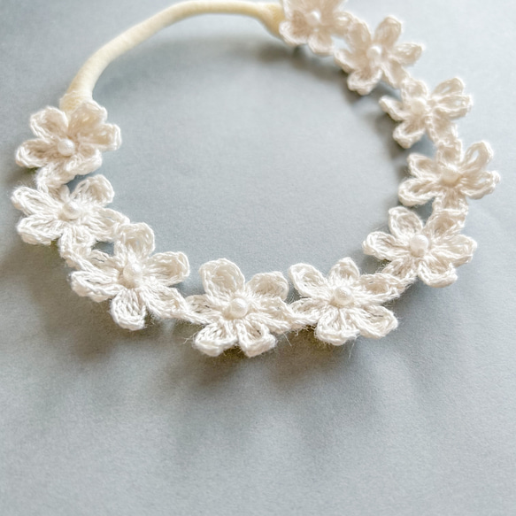 【パール】フラワーベビーカチューシャꕤ 新生児 赤ちゃん ベビーヘアバンド 退院 セレモニードレス 髪飾り お宮参り 5枚目の画像