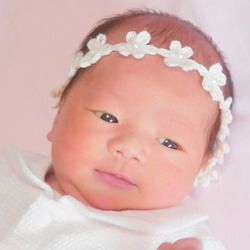 【パール】フラワーベビーカチューシャꕤ 新生児 赤ちゃん ベビーヘアバンド 退院 セレモニードレス 髪飾り お宮参り 3枚目の画像