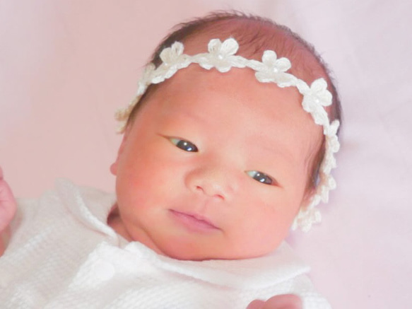 【パール】フラワーベビーカチューシャꕤ 新生児 赤ちゃん ベビーヘアバンド 退院 セレモニードレス 髪飾り お宮参り 3枚目の画像