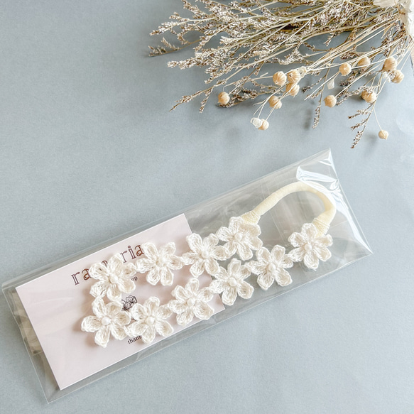 【パール】フラワーベビーカチューシャꕤ 新生児 赤ちゃん ベビーヘアバンド 退院 セレモニードレス 髪飾り お宮参り 7枚目の画像