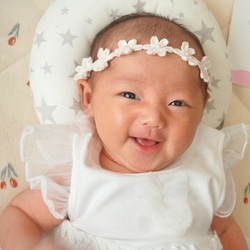 【パール】フラワーベビーカチューシャꕤ 新生児 赤ちゃん ベビーヘアバンド 退院 セレモニードレス 髪飾り お宮参り 10枚目の画像