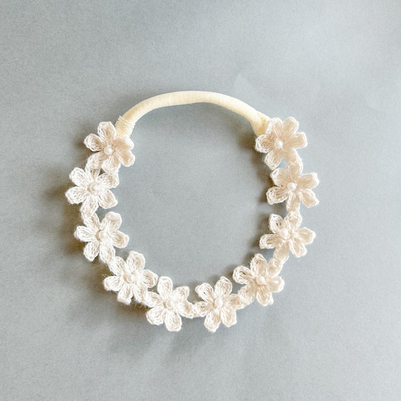 【パール】フラワーベビーカチューシャꕤ 新生児 赤ちゃん ベビーヘアバンド 退院 セレモニードレス 髪飾り お宮参り 4枚目の画像
