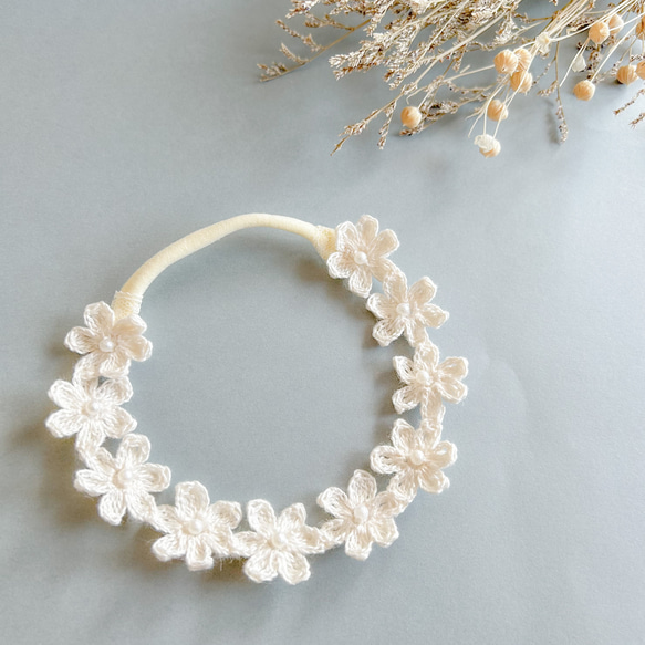 【パール】フラワーベビーカチューシャꕤ 新生児 赤ちゃん ベビーヘアバンド 退院 セレモニードレス 髪飾り お宮参り 2枚目の画像