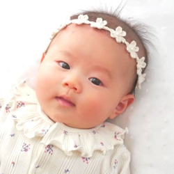 【パール】フラワーベビーカチューシャꕤ 新生児 赤ちゃん ベビーヘアバンド 退院 セレモニードレス 髪飾り お宮参り 1枚目の画像