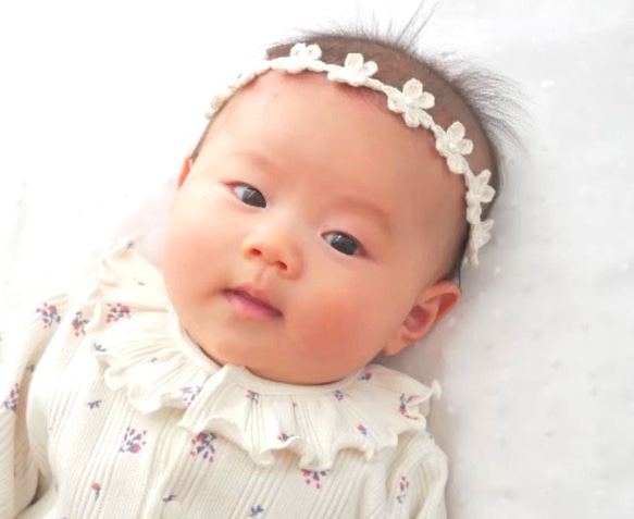 【パール】フラワーベビーカチューシャꕤ 新生児 赤ちゃん ベビーヘアバンド 退院 セレモニードレス 髪飾り お宮参り 1枚目の画像