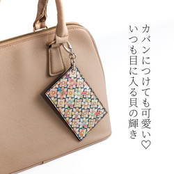 貝で作る ★ 螺鈿レザー パスケース 定期入れ | ギフト・プレゼントにおすすめ 天然貝 螺鈿アート シェル 2枚目の画像