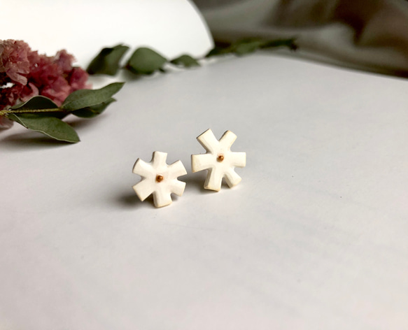 白いお花のピアス / white daisy 1枚目の画像