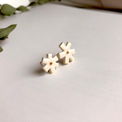 白いお花のピアス / white daisy 2枚目の画像