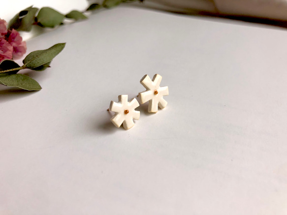 白いお花のピアス / white daisy 2枚目の画像