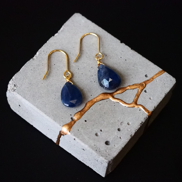 ペアシェイプカットサファイアの ドロップピアス ピアス（フック  