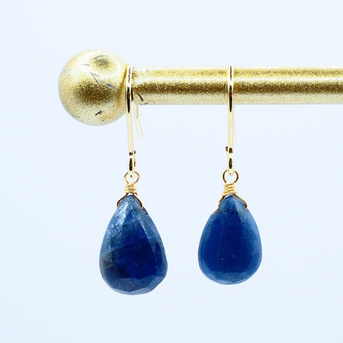 ペアシェイプカットサファイアの ドロップピアス ピアス（フック  