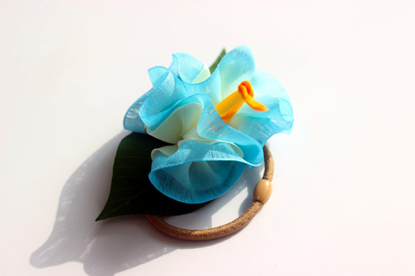 木槿花髮帶/藍色透明紗/適合草裙舞、浴衣和尤克里裡演奏會/夏威夷花彈性絲帶配件 第2張的照片