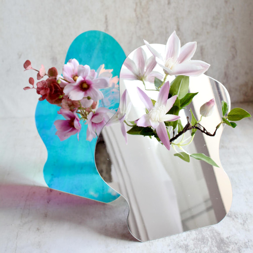 アクリルの立て掛けフラワーベースに飾ったフラワーアレンジ 一輪挿し