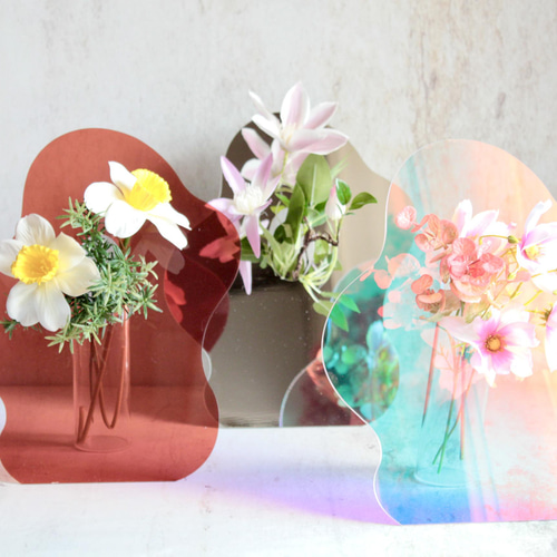 アクリルの立て掛けフラワーベースに飾ったフラワーアレンジ 一輪挿し