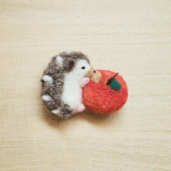 ハリネズミのブローチ(りんご) 1枚目の画像