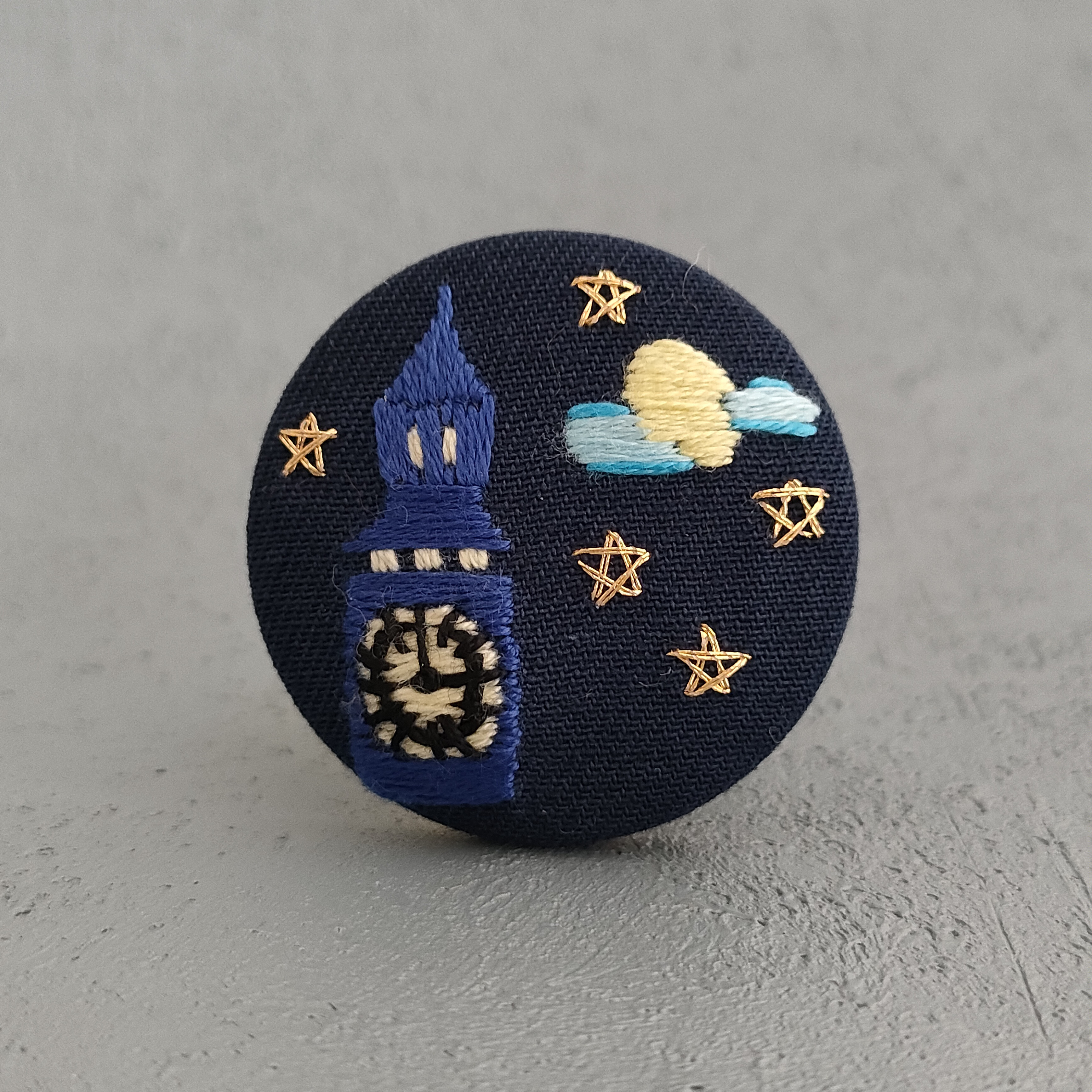 No.640　ふたりの幸せ時間…　(星空と蛍)　刺繍ブローチ No.640 ふたりの幸せ時間… (星空と蛍) 刺繍ブローチ - メルカリ