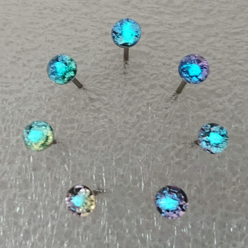 宇宙と星屑閉じ込めた蓄光オルゴナイトフローライトピアス　イヤリング 宇宙の星渦天球儀とオーロラ閉じ込めたランタンピアス 蓄光