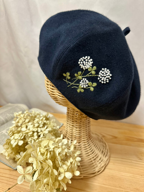 秋冬【キッズ/厚地】播州織クローバー刺繍 ベレー帽子　ネイビー　 1枚目の画像