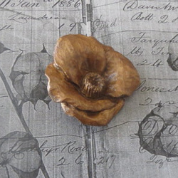 木彫りのブローチ★1輪の椿の花★材質榀の木・ｻｲｽﾞ約50x50㎜ 2枚目の画像