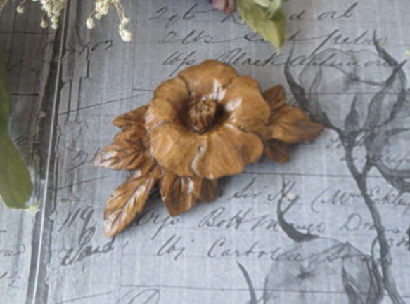 木彫りのブローチ★葉付きノウゼンカズラ★材質榀の木・ｻｲｽﾞ約65x35㎜ 1枚目の画像