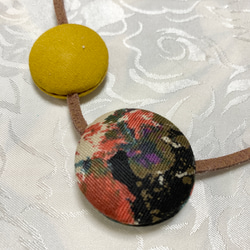 クルミボタンのネックレス　秋色プリントとマスタード色 3枚目の画像