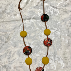 クルミボタンのネックレス　秋色プリントとマスタード色 1枚目の画像