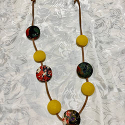 クルミボタンのネックレス　秋色プリントとマスタード色 2枚目の画像