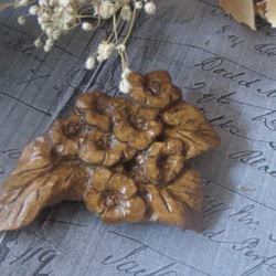木彫りのブローチ★ウツギの花a.b色付き★材質榀の木・ｻｲｽﾞ約65x45㎜ 1枚目の画像