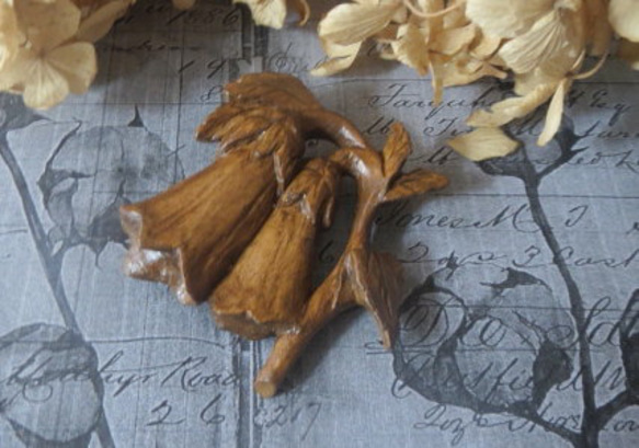 木彫りのブローチ★可愛い自然のホタルブクロa★材質榀の木・ｻｲｽﾞ約60x55㎜ 1枚目の画像