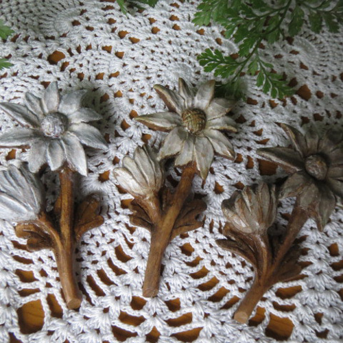 新品 赤い花彫刻の皿 手掘り 【公式通販】