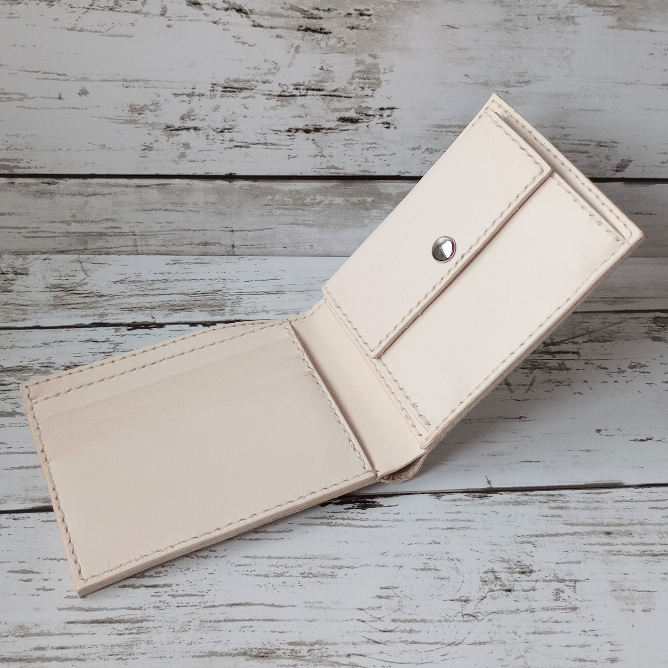 ★SALE★ ヌメ革の二つ折り財布