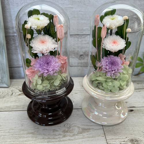 ファッションデザイナー プリザを使ったドーム付き仏花アレンジ一対（二個）大 （お供え その他