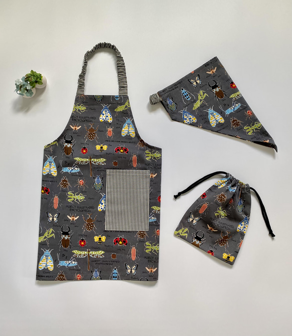 昆虫柄⭐︎120〜130こどもエプロン、三角巾、巾着の3点セット 1枚目の画像