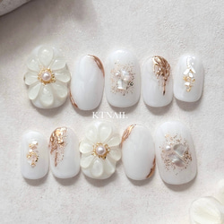 乳白色のぷっくりフラワーネイル/ミラーネイル/ニュアンスネイル