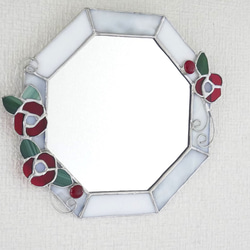 *✴︎:.｡ 赤い花のホワイト八角形の鏡♪　(size19.5/Max22)　　ステンドグラス 2枚目の画像