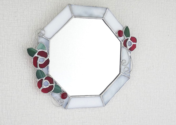*✴︎:.｡ 赤い花のホワイト八角形の鏡♪　(size19.5/Max22)　　ステンドグラス 2枚目の画像