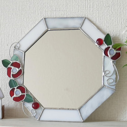*✴︎:.｡ 赤い花のホワイト八角形の鏡♪　(size19.5/Max22)　　ステンドグラス 8枚目の画像