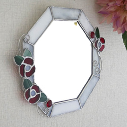*✴︎:.｡ 赤い花のホワイト八角形の鏡♪　(size19.5/Max22)　　ステンドグラス 5枚目の画像