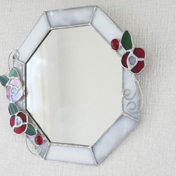 *✴︎:.｡ 赤い花のホワイト八角形の鏡♪　(size19.5/Max22)　　ステンドグラス 3枚目の画像