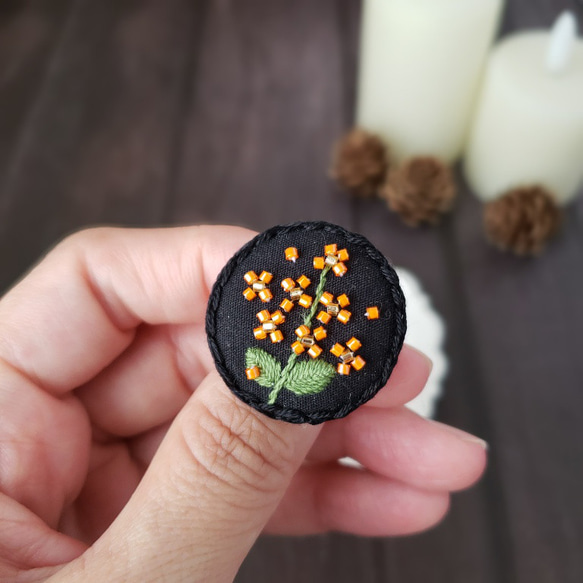 金木犀 刺繍ビーズ刺繍 ブローチ ブローチ shinekirari 通販｜Creema 