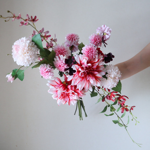 洋マムとダリアとチョコレートコスモスのクラッチブーケ♡ウェディング