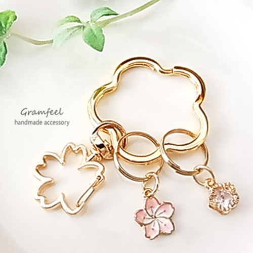 シンプルな桜キーホルダー＊3連＊クリスタルガラス桜チャーム付き* 花