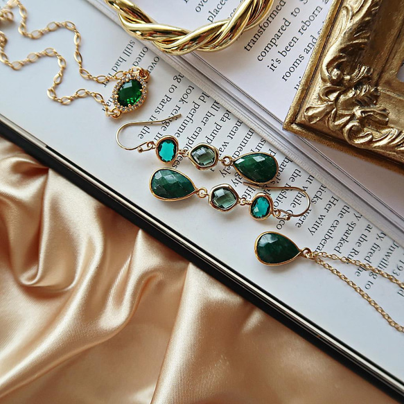 14KGF/ GREEN GLASS EMERALD MIXING EARRINGS 2枚目の画像