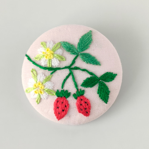 いちごとお花の刺繍ブローチor刺繍ヘアゴム ブローチ かなちゃん手刺繍
