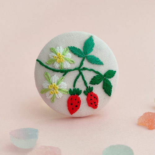 いちごとお花の刺繍ブローチor刺繍ヘアゴム ブローチ かなちゃん手刺繍